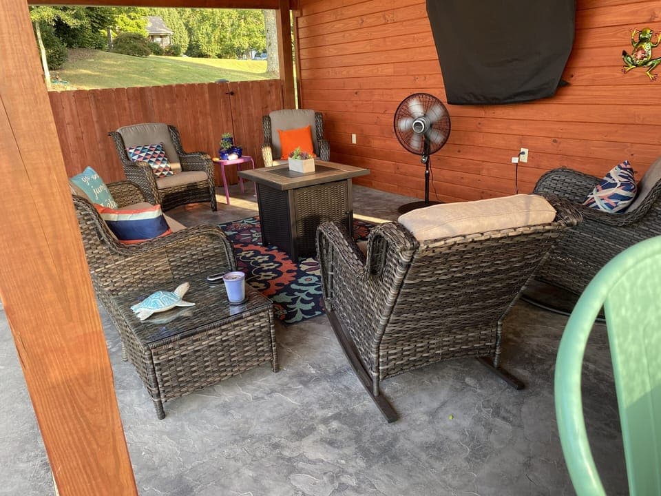 POOL HOUSE 