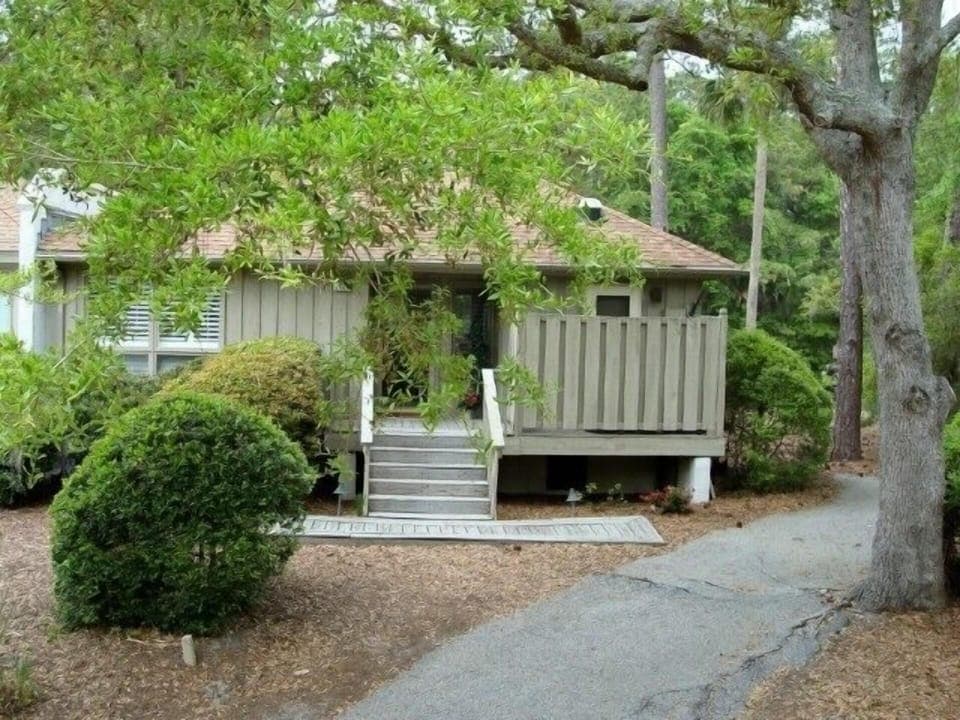 Cottage front entrance with private driveway