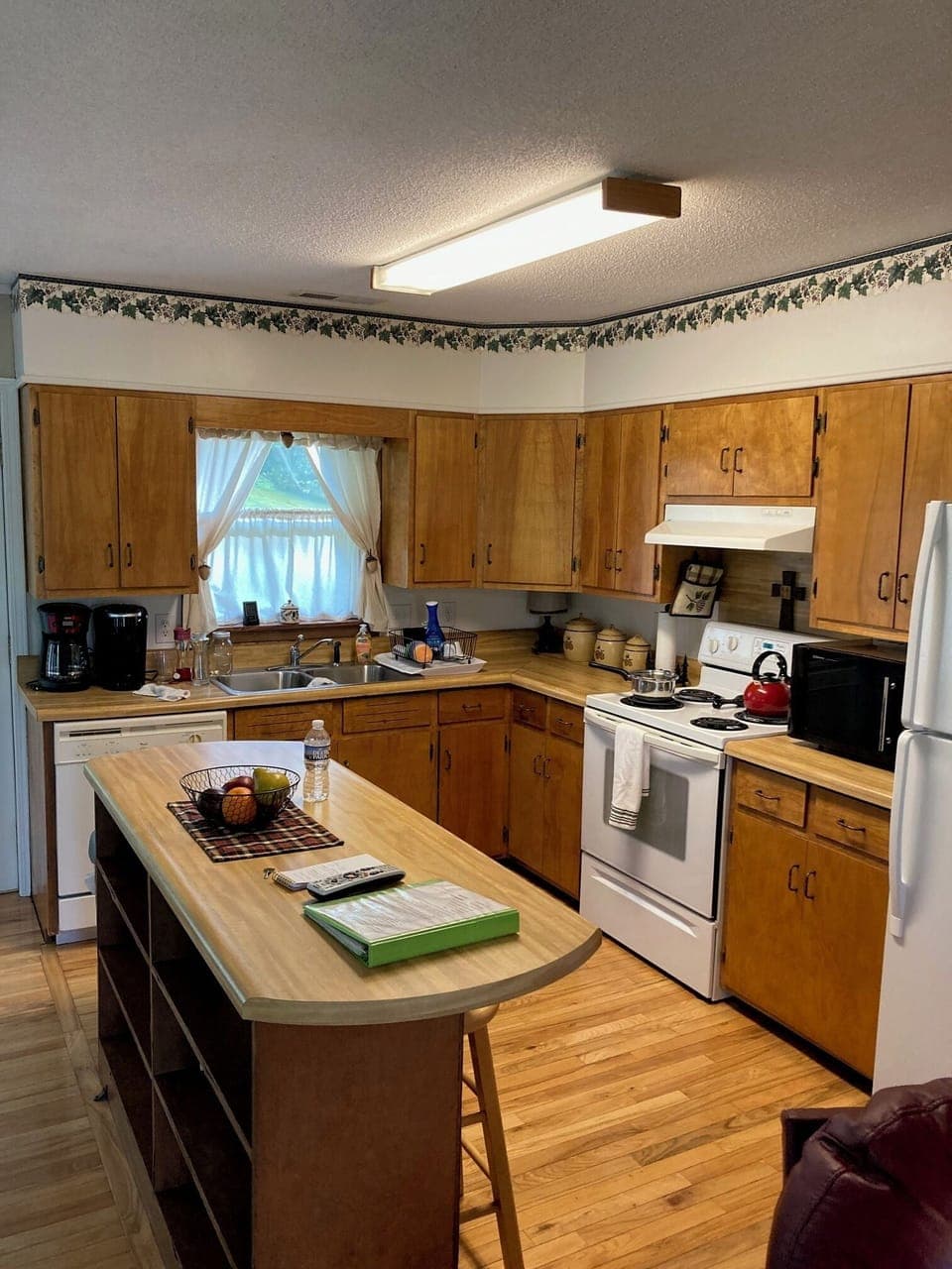 Well equipped kitchen. Pots, pans, plates, toaster, microwave, paper products.