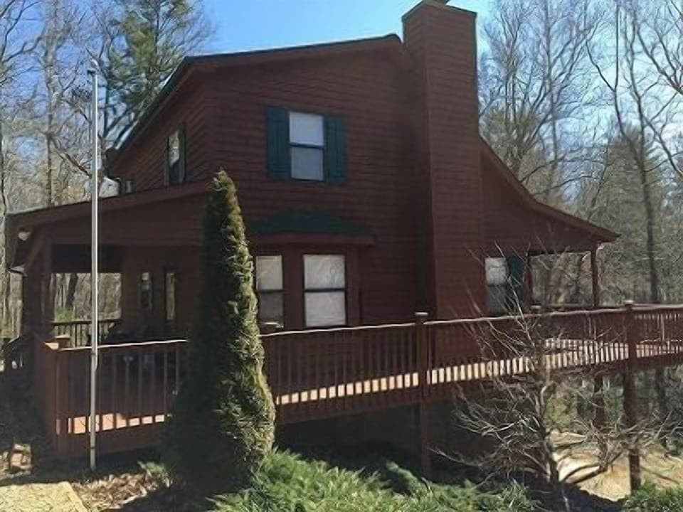 Side view of Justa Cabin