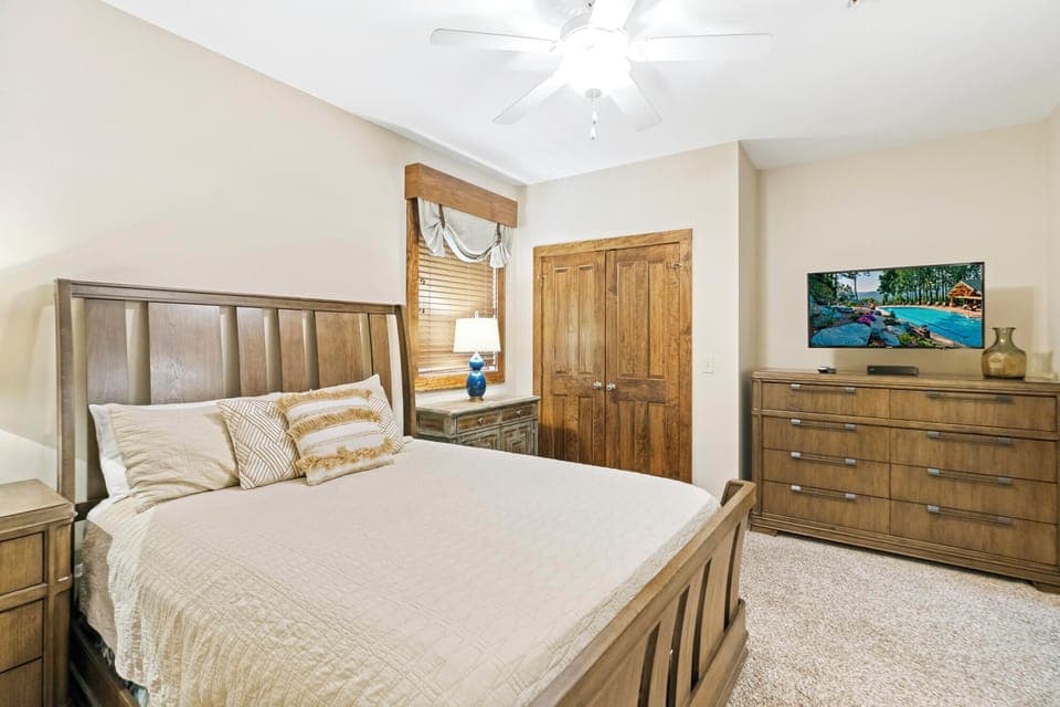 Guest Bedroom--- Queen Size Bed, TV