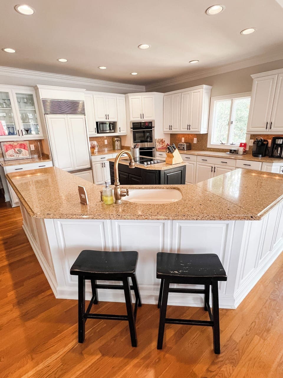 The updated Kitchen is fully equipped, well lit and gorgeous !