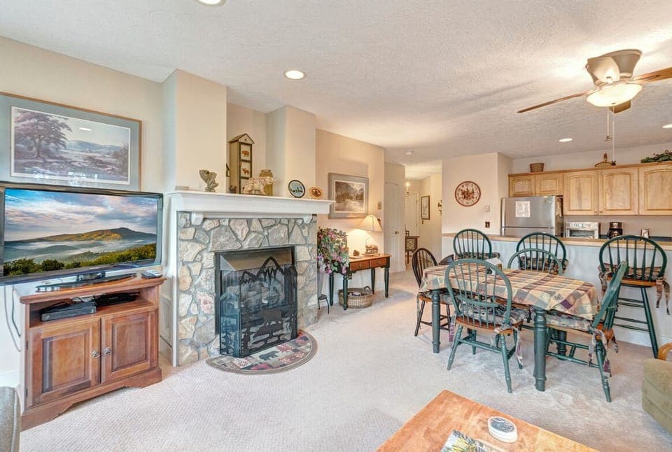 Open Floor Plan--- Kitchen/Dining/Living Rooms