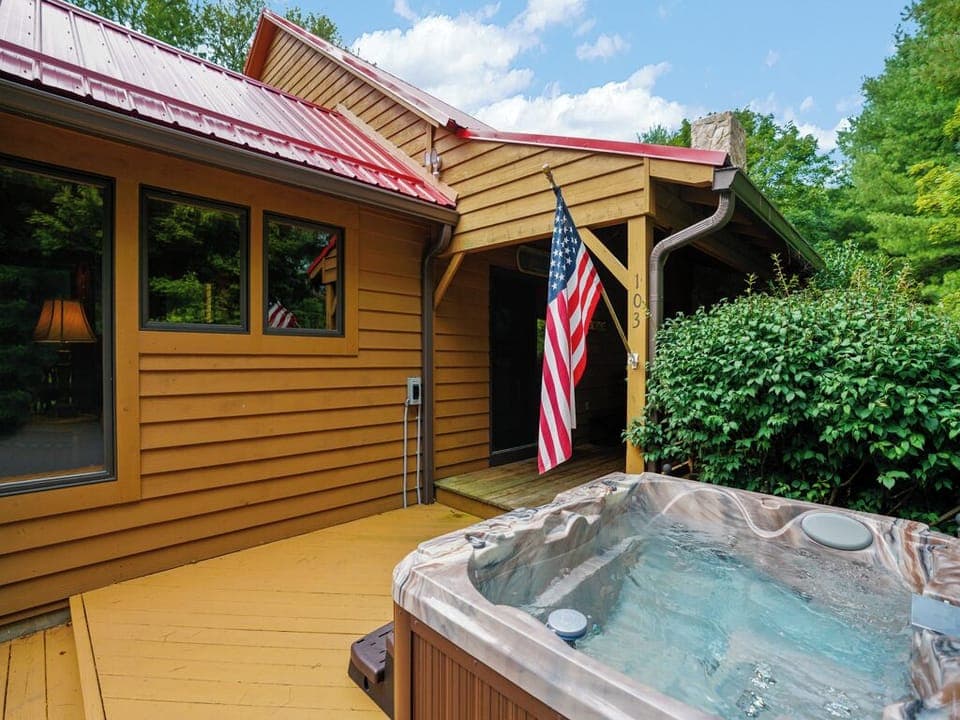 Red Roof Retreat--- Hot Tub