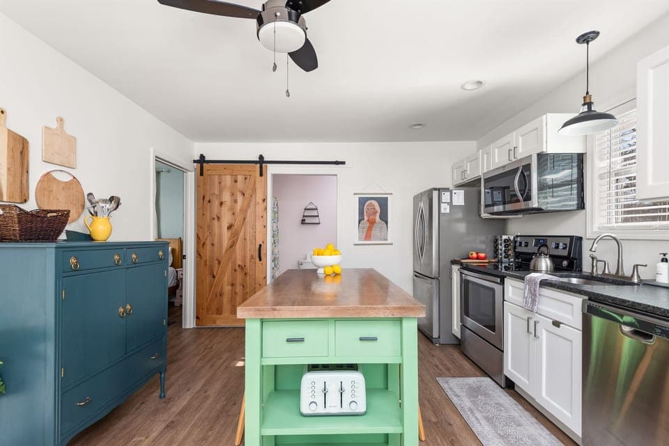 Full equipped kitchen and dining space. 