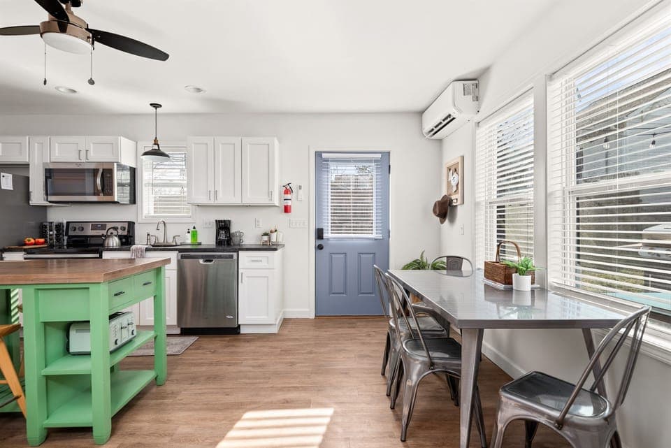 Welcome to the Little House, a Nashville Furnished Monthly Rental House in East Nashville.