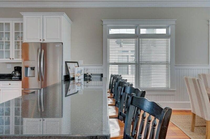 Kitchen Bar with bar stools