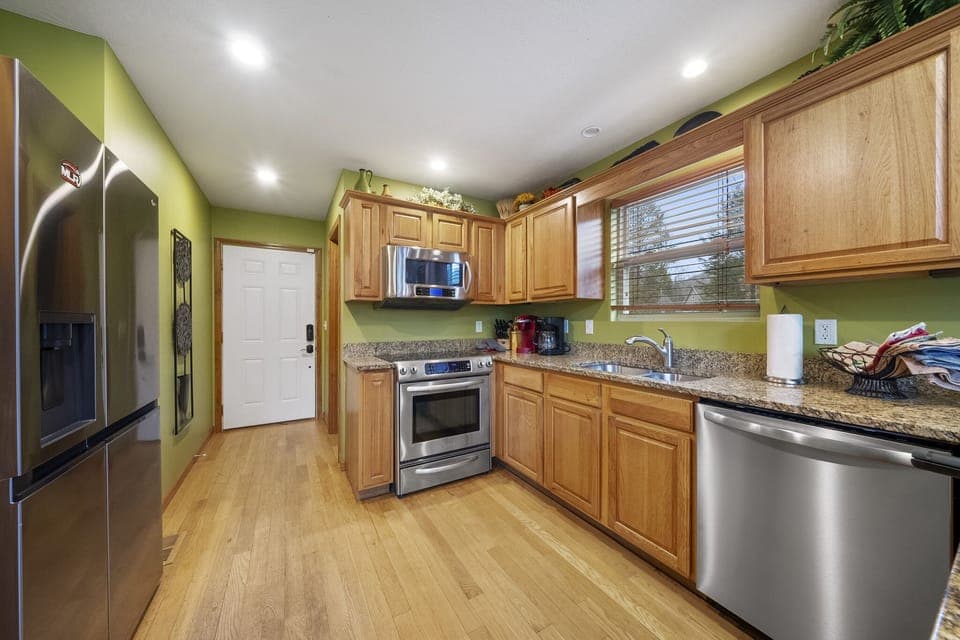 Equipped w/large frig, oven/range, dish washer.