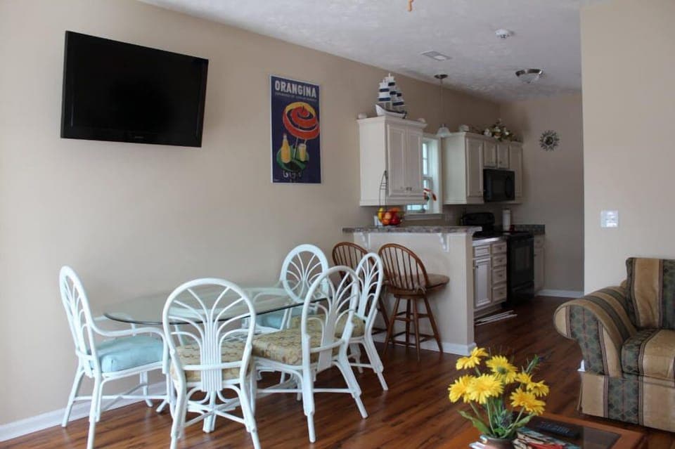Dining (sits 8+)