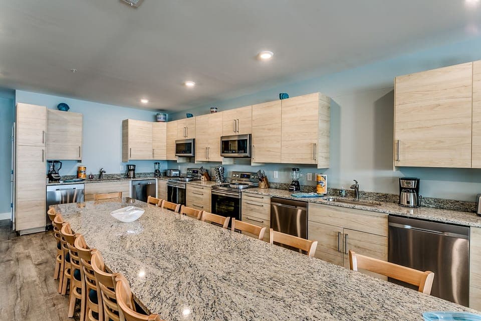 Large Pro Kitchen-has 2 of each appliance & 3 refrigerators