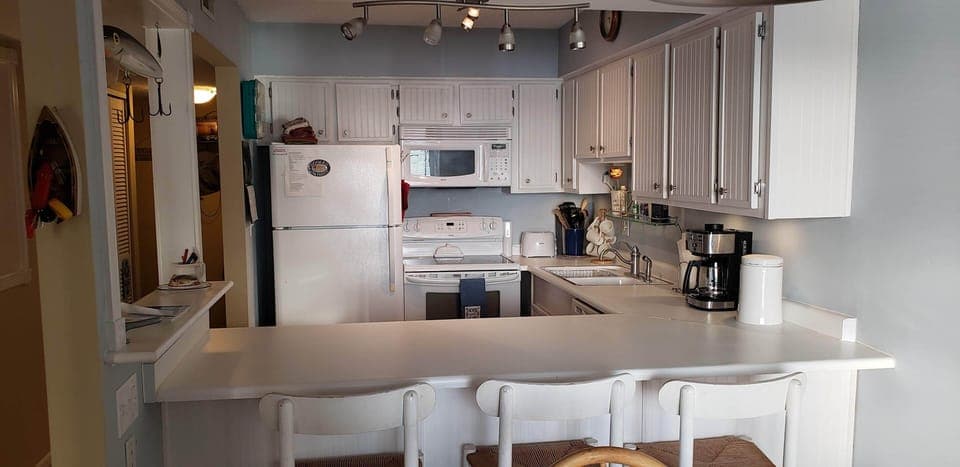 Breakfast Bar and Kitchen