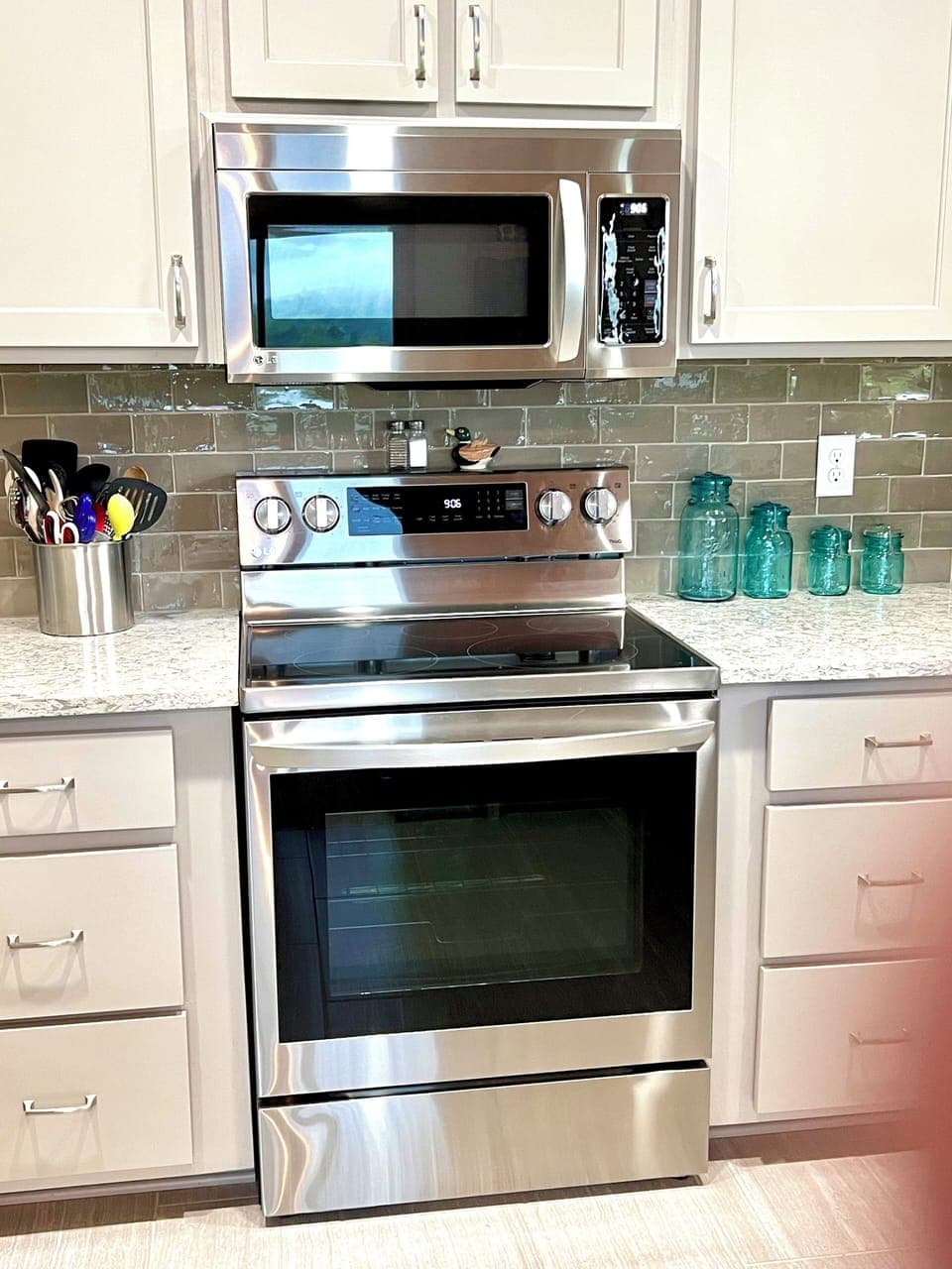 Glass top stove with convection and air fry. Microwave above stove
