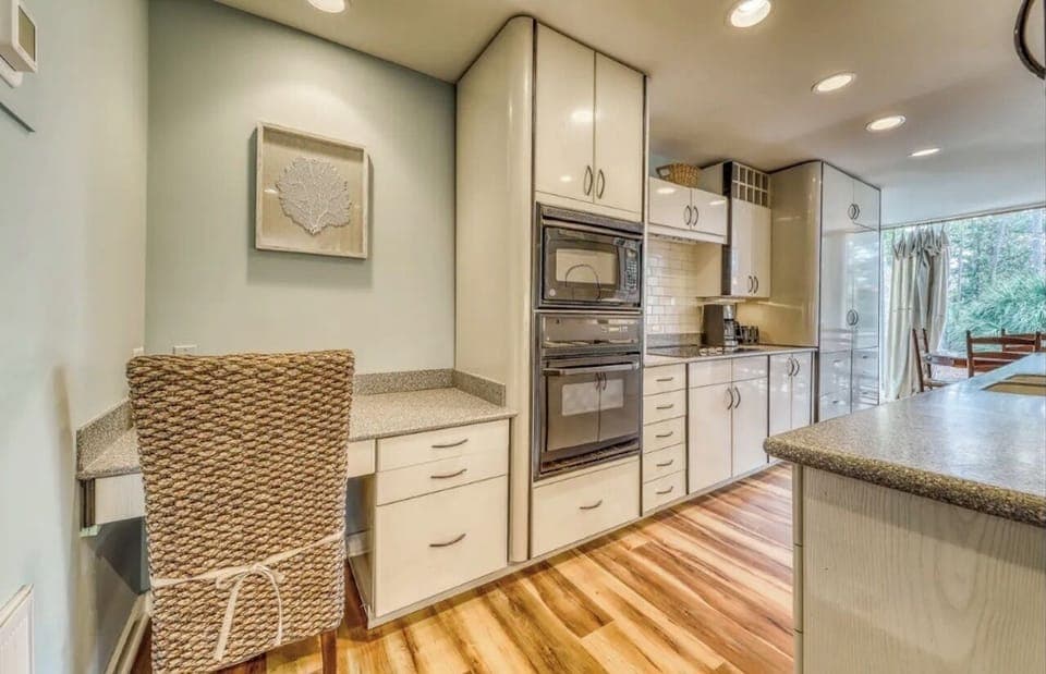 Kitchen/Desk Space