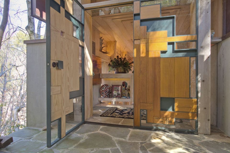 Entrance, door open.
