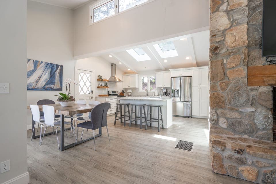 Kitchen & dining area
