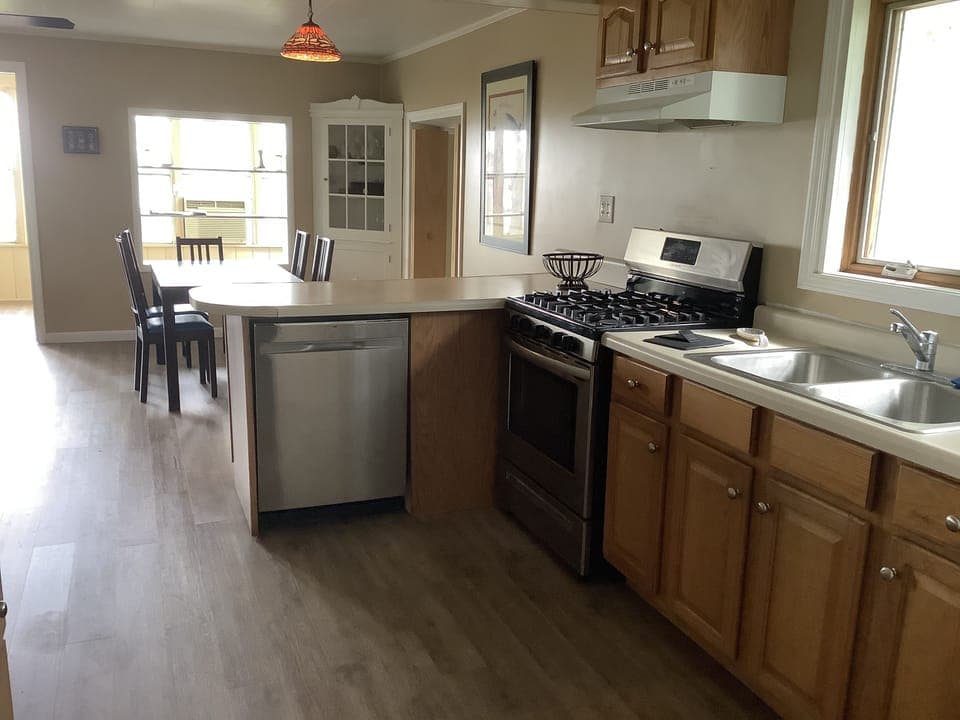 kitchen
dishwasher
gas range