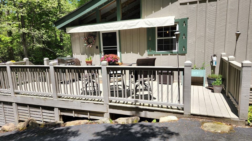 Drive up to back door . . . two steps