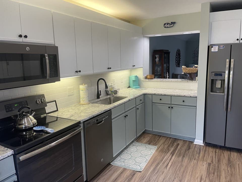 Granite ciuntertops, slate appliances. 
Kitchen has everything you need!
