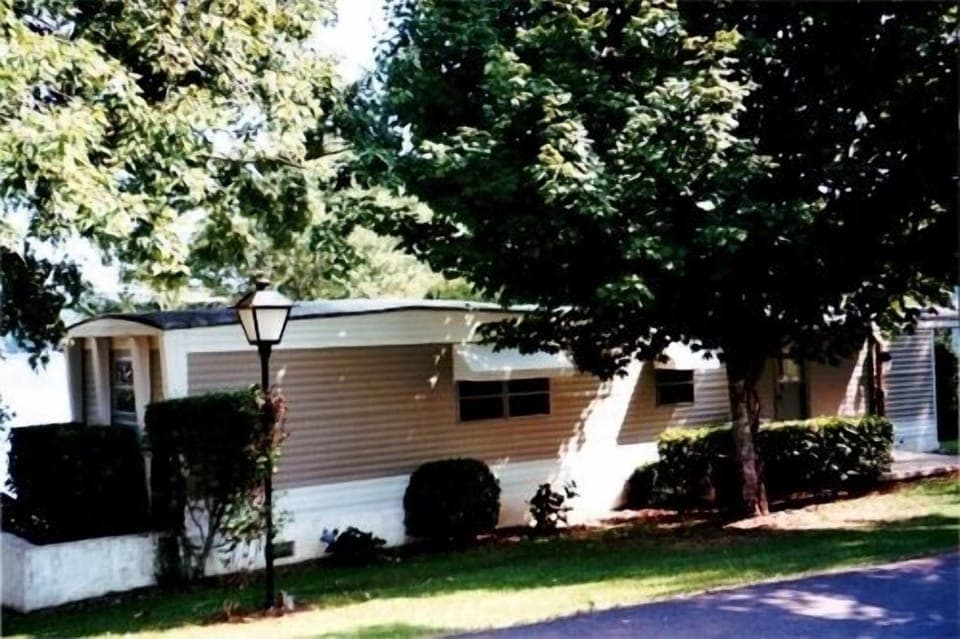 Front of mobil home (you park right in front