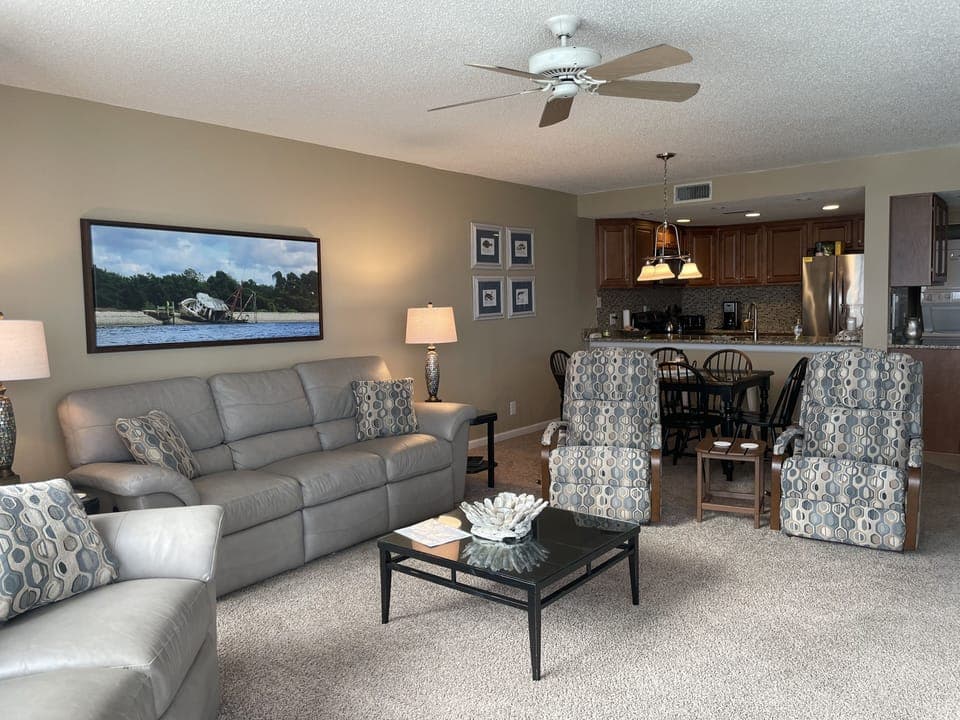Living area where everyone can recline!