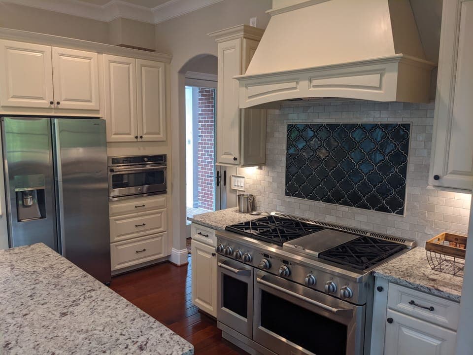 Kitchen (stove, microwave and refrigerator)