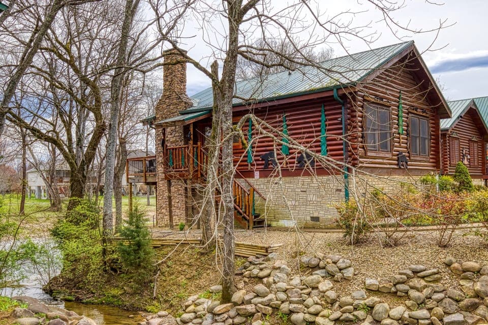Pigeon Forge Cabin "River Falls" - On the shore of the Little Pigeon River