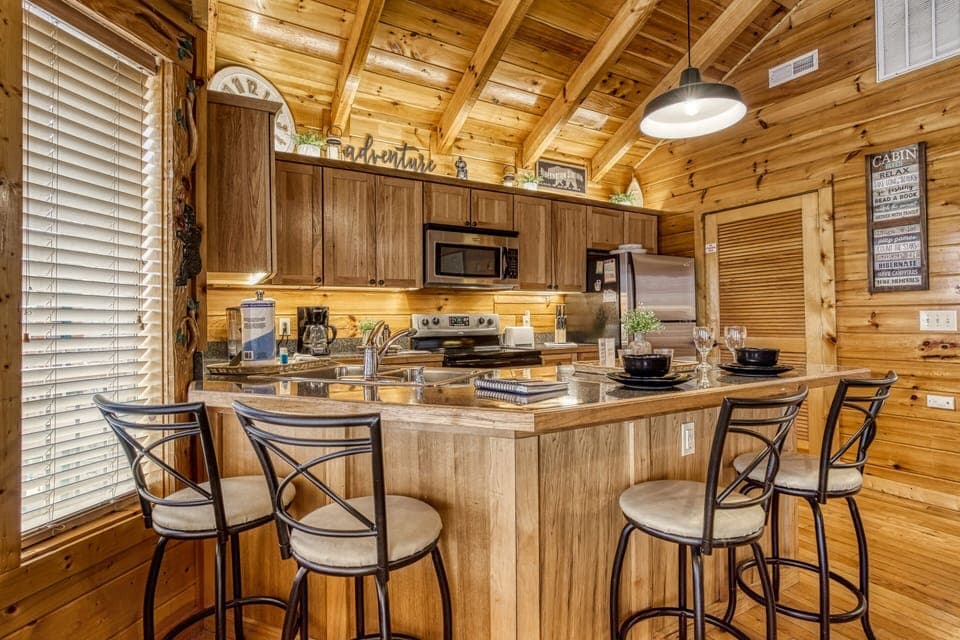 Cabin in Pigeon Forge "River Falls" - Bar top and kitchen