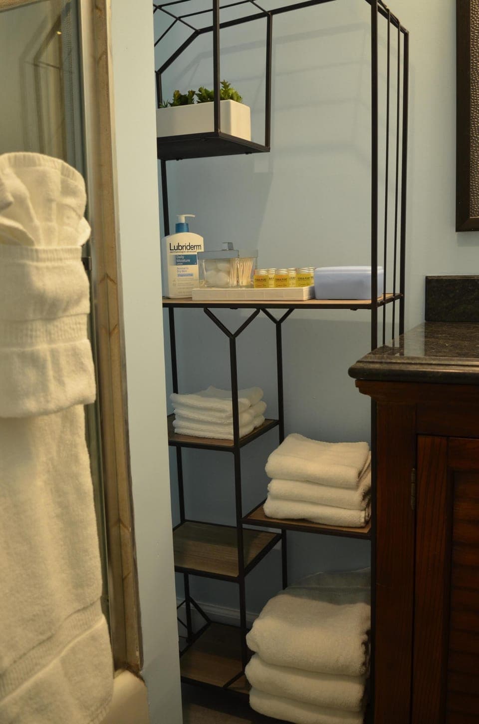 Rack of shelves for toiletries and towels