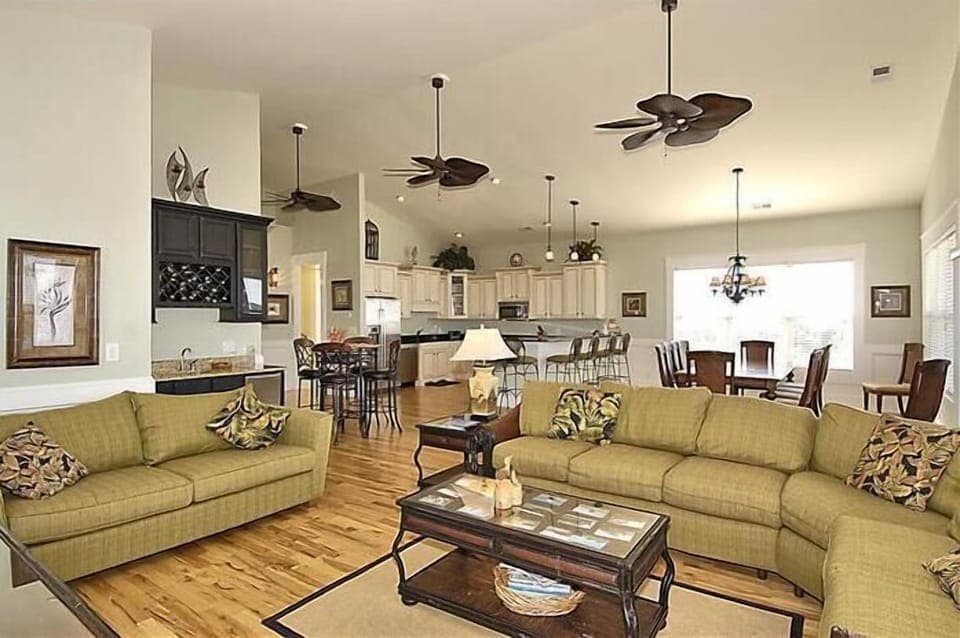 Wide open concept upper level 