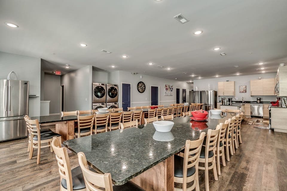 view of the kitchen/dining area