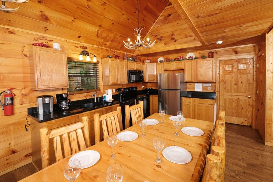 Wears Valley Log Cabin "Bearadise Mountain Lodge" - Dining area and kitchen