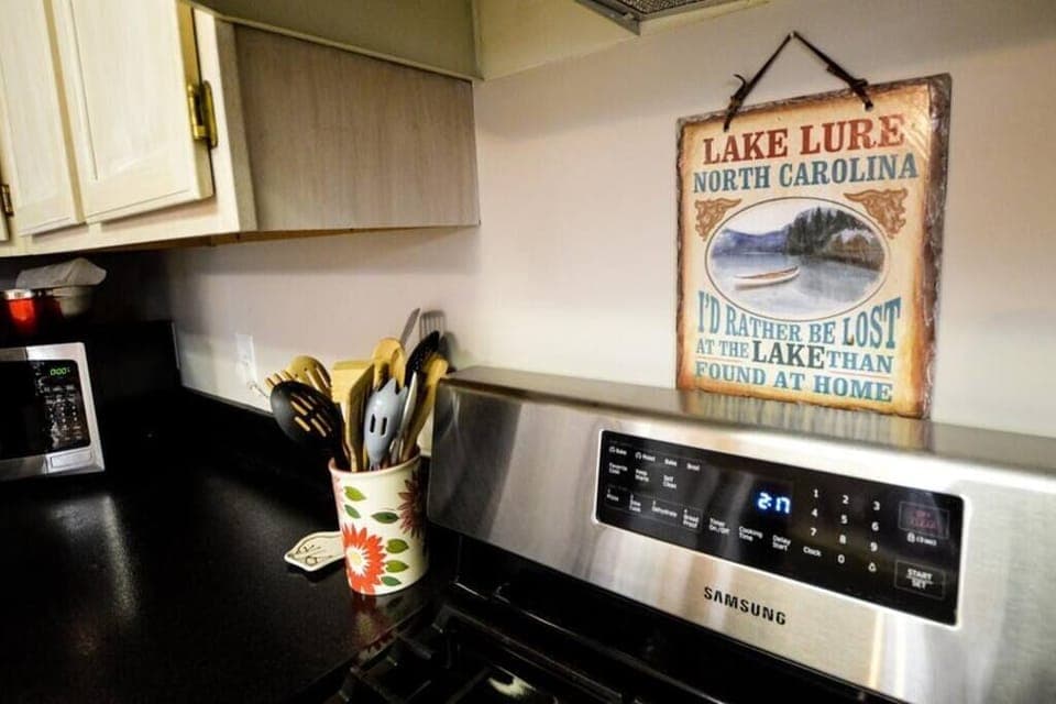 “Great pet friendly cabin with great location. You are close to everything: hikes, water, Asheville, restaurants, supermarket, etc. Jon is a great host.”
Camillo - Past Guest