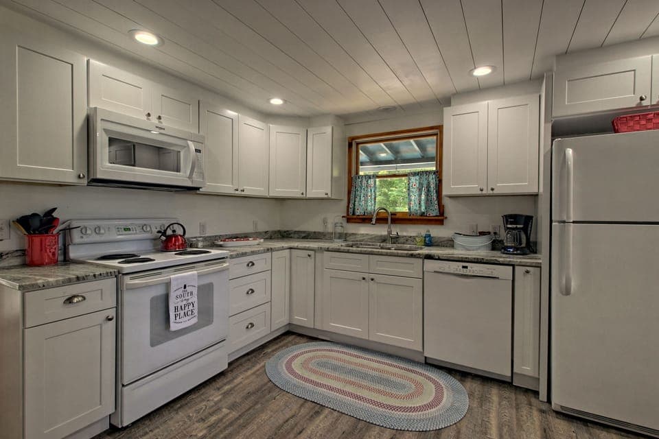 New ultra-quiet Bosch dishwasher, new microwave, fridge with ice maker