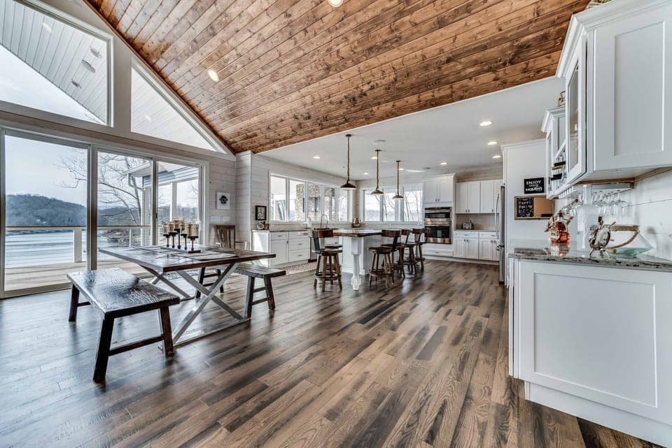 Dining table and dining at the island