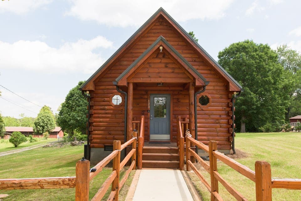 Burt's Cozy Country Log Cabin