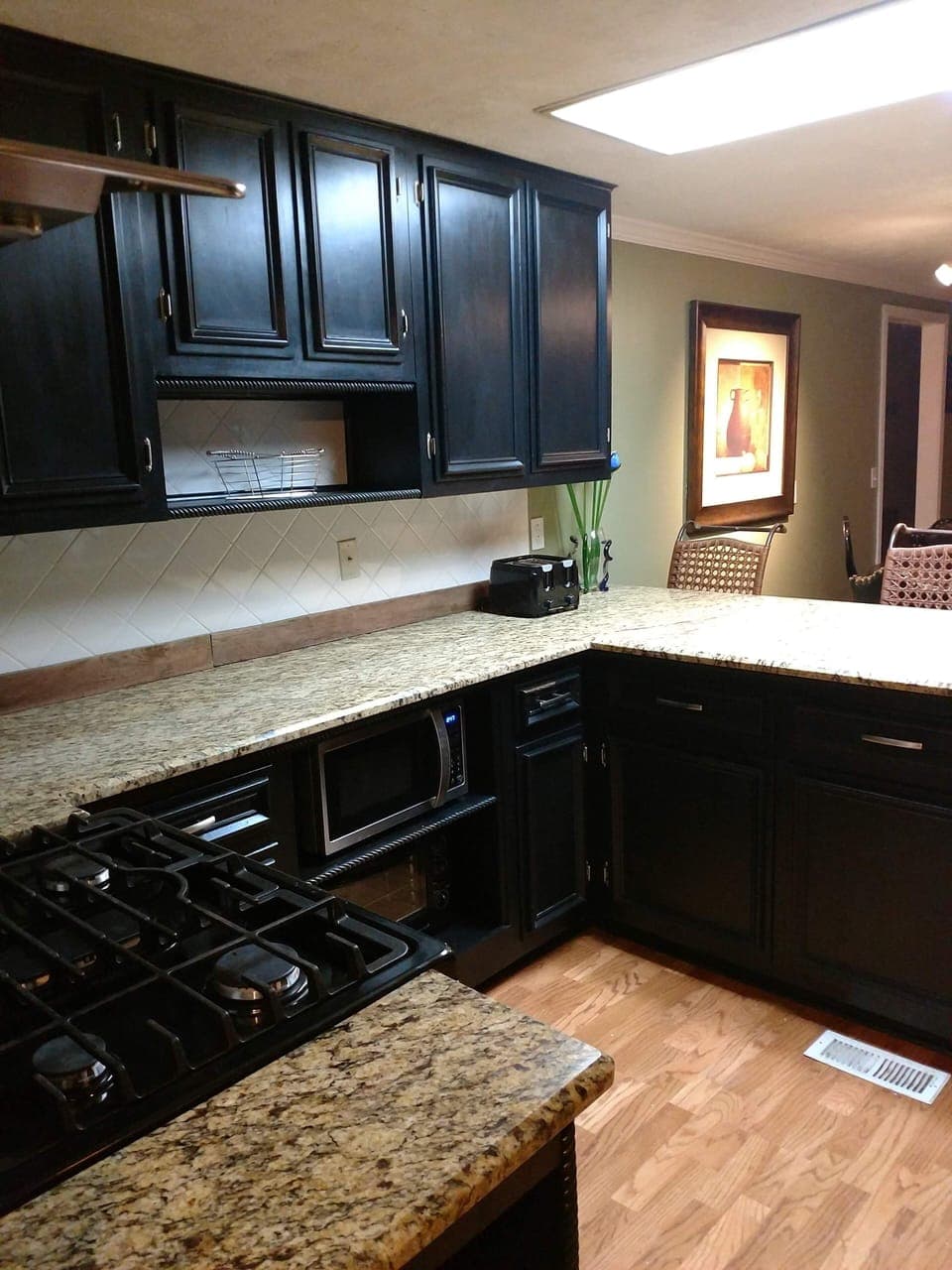 Kitchen Counters / Snack bar with two bar stools