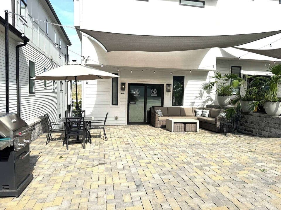 BACK PATIO - Parking for 4 Cars, Outdoor sofa, Table, Grill, party lights and shade sails