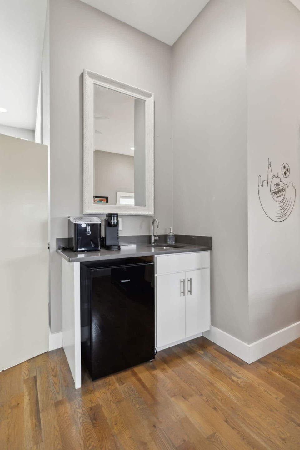 BEDROOM 4 - Drink station