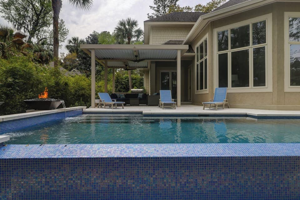 Large Pool, outdoor kitchen, sun and pergola