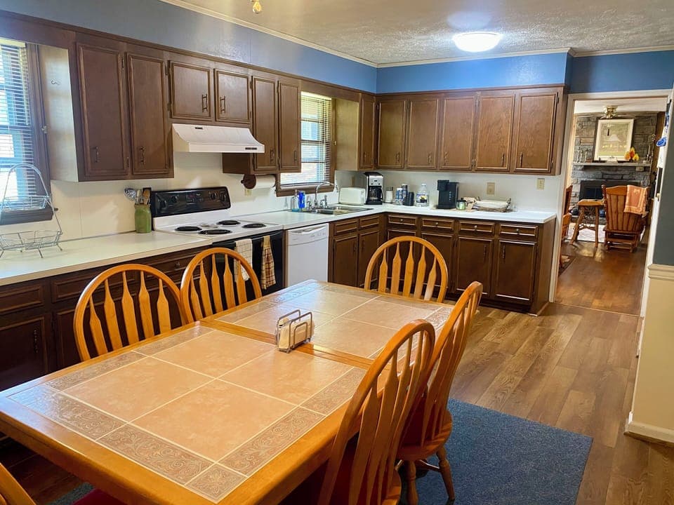Spacious Kitchen w Dining Table that seats 6.  4 seat dining table in Grt Rm.