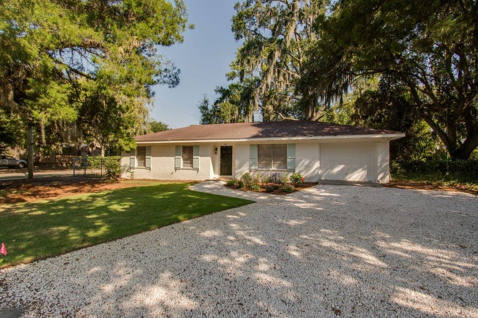 Great cottage located just steps to the May River & Oyster Factory Park.