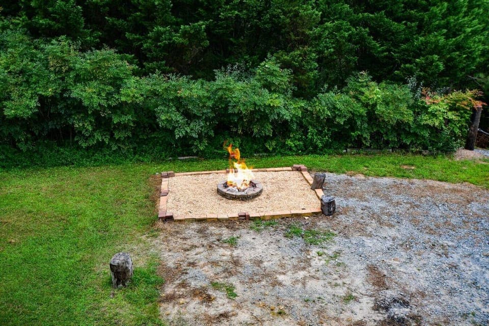 Ocoee River area 3br/3ba cabin rental with hot tub, game room and firepit