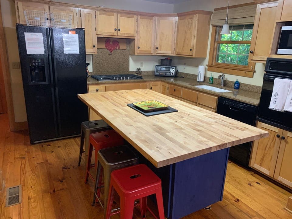 Full kitchen and large breakfast bar.