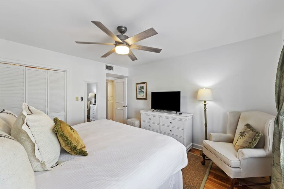 Bedroom - King - TV