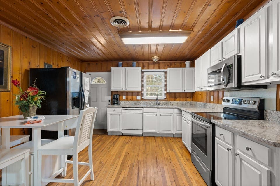 Fully Equipped Kitchen & Dining Area
