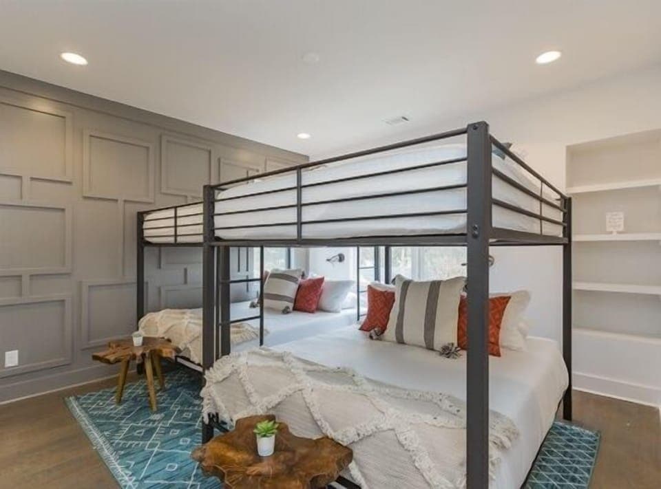 Bedroom 1 - 2 Bunk Queen Bed ( Sleeps 8 )