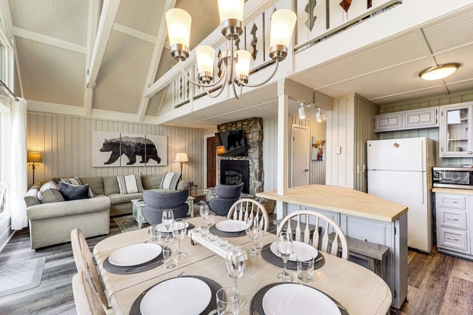 Dining Area | Mountain Views | Recently Updated