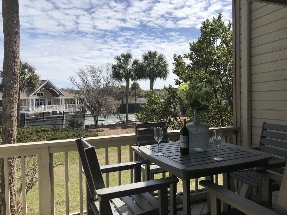 Outdoor deck with views of Center Court