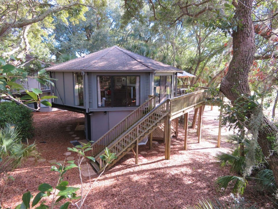 Elevated unique Treehouse-style Villa !