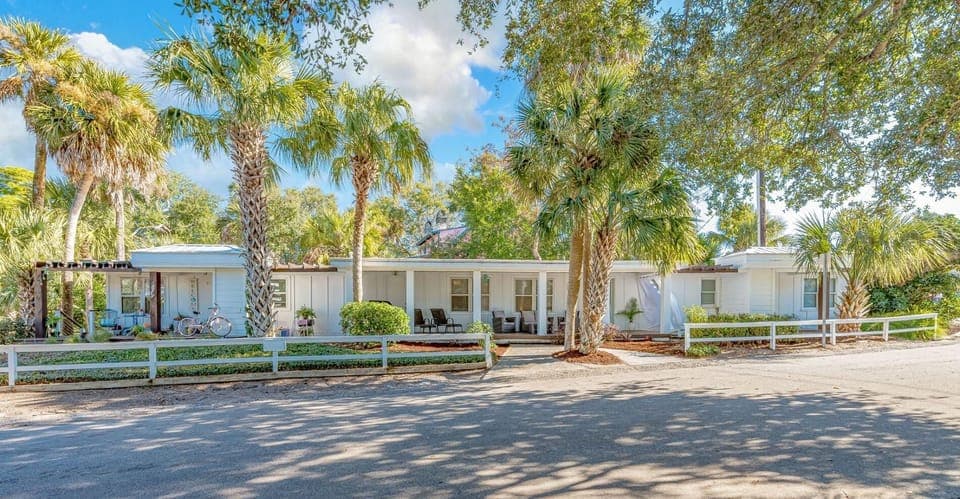Charming 1950s Beach Cottage Apt B (421)